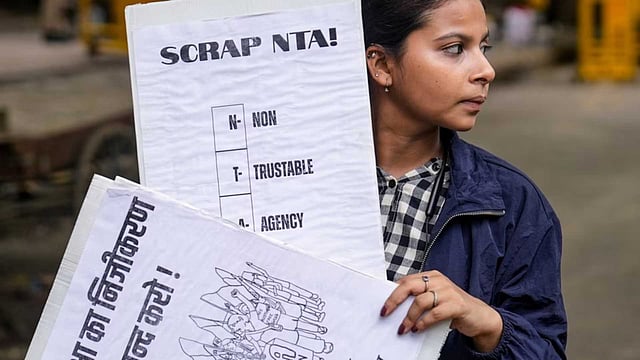 ഫിഫ ലോകകപ്പ് വാട്സ്ആപ്പ് ഗ്രൂപ്പ് വഴി ഏകോപനം; നീറ്റ് ക്രമക്കേടില് കൂടുതല് വിവരങ്ങള് പുറത്ത്
