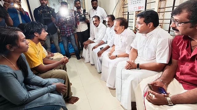 'ആ പരാമര്‍ശം വേദനിപ്പിച്ചു, മുഖ്യമന്ത്രി മാപ്പു പറയണം'; ജോണിന്റെ വീട്ടിലെത്തി ആഭ്യന്തര മന്ത്രിയും ഫിഷറീസ് മന്ത്രിയും