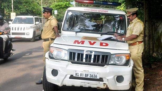 ലൈസന്സ് ബന്ധിപ്പിച്ചിട്ടുണ്ടോ? 60 സേവനങ്ങള്ക്ക് ഇന്ന് മുതല് ആധാര് നിര്ബന്ധം
