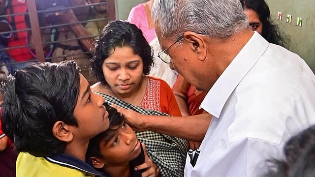 രാജേഷിന്റെ വീട്ടിലെത്തിയ പിണറായി കുടുംബത്തെ ആശ്വപ്പിക്കുന്നു