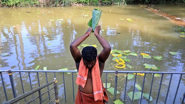 'പിതൃക്കള് ഭൂമിയിലേക്ക്'; കര്ക്കടക വാവുബലി നാളെ, അറിയാം അമാവാസിയുടെ പ്രാധാന്യം
