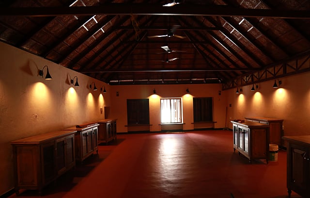 കെടാവിളക്കായ താമീതിനെക്കൂടാതെ ഒരു തൂക്കുവിളക്കും സിനഗോഗുകളില് ഉണ്ട്