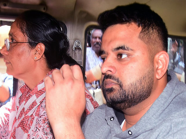 തുണിക്കുള്ളില്‍ ഒളിപ്പിച്ച നിലയില്‍ ആന്‍ഡ്രോയ്ഡ് ഫോണും, പെന്‍ഡ്രൈവും; ജയിലില്‍ 'വിഐപി'യായി പ്രജ്വല്‍ രേവണ്ണ; കേസ്