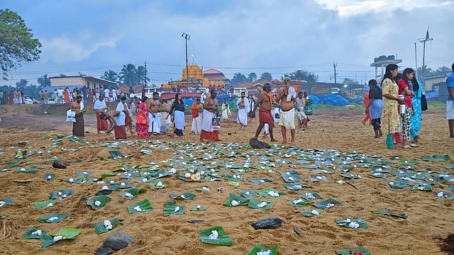 കർക്കടക വാവുബലി: തൃക്കണ്ണാട് ക്ഷേത്രത്തിൽ കനത്ത മഴയത്തും പിതൃതർപ്പണത്തിനായി ആയിരങ്ങളെത്തി