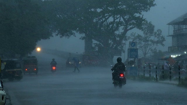 ചക്രവാതച്ചുഴി, ഇന്ന് ഒറ്റപ്പെട്ട ശക്തമായ മഴയ്ക്ക് സാധ്യത, നാലു ജില്ലകളില് യെല്ലോ അലര്ട്ട്