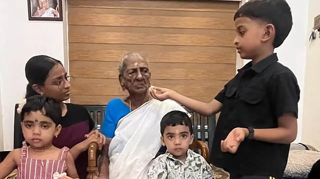 തൃശൂരിന്റെ മുത്തശ്ശിക്ക് 112-ാം പിറന്നാൾ; തെരഞ്ഞെടുപ്പുകളിൽ വോട്ട് മുടക്കാത്ത ജാനകി അഞ്ചുതലമുറയുടെ സ്നേഹത്തണലിൽ