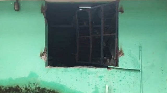 ചാലക്കുടിയിൽ സ്കൂൾ അടുക്കള കാട്ടാന തകർത്തു; പാത്രങ്ങളും ഭക്ഷണസാധനങ്ങളും വലിച്ച് പുറത്തിട്ടു