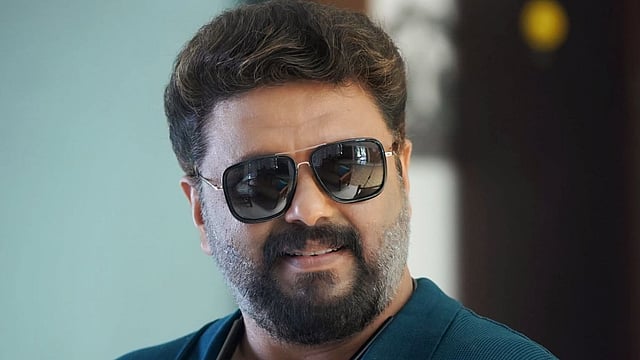 സെറ്റിലെ പലക പാളി തകർന്നുവീണു; സംവിധായകൻ എം എ നിഷാദിന് പരിക്ക്