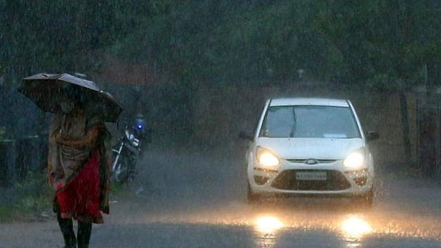 നാളെ മുതല് മൂന്ന് ദിവസം ഇടിമിന്നലോട് കൂടിയ ശക്തമായ മഴ; നാലു ജില്ലകളില് യെല്ലോ അലര്ട്ട്