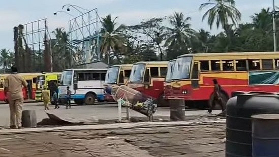 യാത്രക്കാരന് വായില് കടിച്ചുപിടിച്ച നോട്ട് നല്കി; പണം വാങ്ങാതെ വനിതാ കണ്ടക്ടര് ഇറങ്ങിപ്പോയി; കെഎസ്ആര്ടിസി ട്രിപ്പ് മുടങ്ങി
