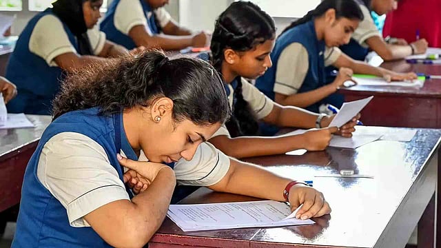 ഓണാഘോഷത്തിനിടെ പരീക്ഷ വേണ്ട; എട്ടാം ക്ലാസുകാരുടെ 21ലെ പരീക്ഷ മാറ്റിവെച്ചു