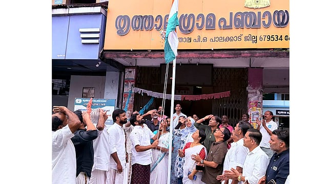 സ്വാതന്ത്ര്യ ദിനത്തില്‍ ലുങ്കിയുടുത്ത് ദേശീയ പതാക ഉയര്‍ത്തി വിടി ബല്‍റാം