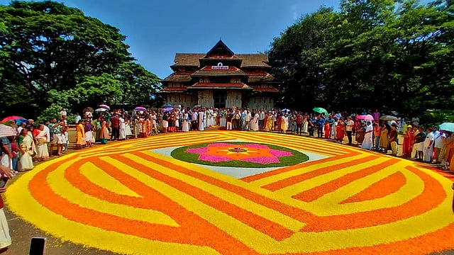 പൊന്നോണത്തിന്റെ വരവറിയിച്ച് അത്തം; തൃശൂർ തെക്കേ ഗോപുരനടയിൽ വിരിഞ്ഞു 60 അടി വ്യാസത്തിൽ ഭീമൻ പൂക്കളം