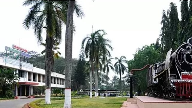 മംഗളൂരു നഷ്ടമായതോടെ പാലക്കാട് ഡിവിഷൻ ശ്വാസംമുട്ടുന്നു: വികസനത്തിന് കാസർകോട് അതിർത്തിയിൽ പുതിയ റെയിൽവേ ടെർമിനൽ അനിവാര്യം
