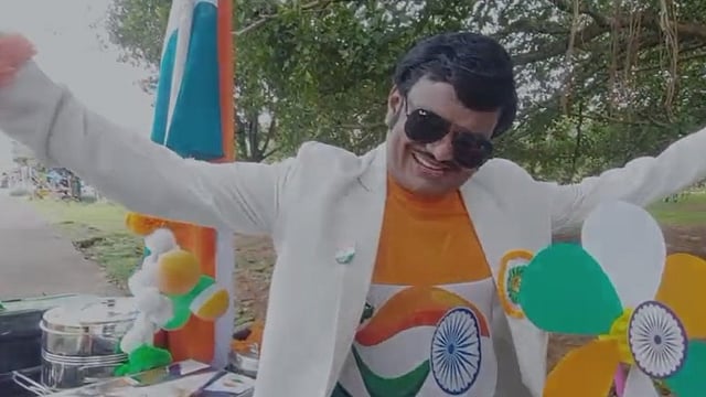 ചായക്കച്ചവടമില്ലാതെ ഒരു ദിനം രാജ്യത്തിനായി; ത്രിവർണ്ണ വേഷത്തിൽ തൃശൂർ നഗരത്തിൽ താരമായി 'ചായക്കാരൻ ജയൻ'