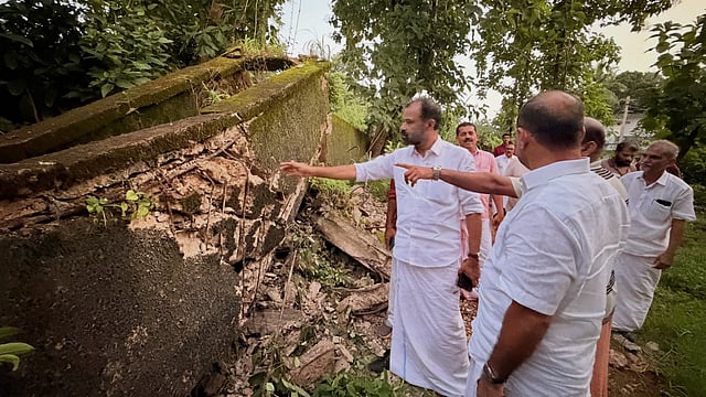 പഴശ്ശി കനാലിന്റെ ഓവർഹെഡ് ഇടിഞ്ഞുവീണു; ആളൊഴിഞ്ഞ സമയമായതിനാൽ ഒഴിവായത് വൻ ദുരന്തം