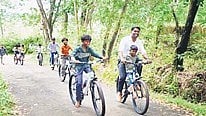 വാക്കുപാലിച്ച് കളക്ടർ; ദേലംപാടിയിലെ ആദിവാസി വിദ്യാർഥികൾക്ക് സൈക്കിൾ സമ്മാനിച്ച് അർജുൻ പാണ്ഡ്യൻ