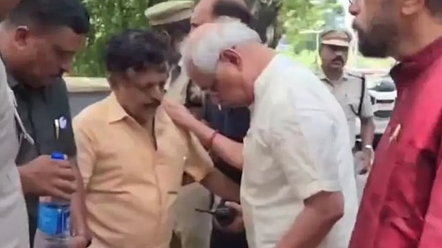 കുഴഞ്ഞവീണ വഴിയാത്രക്കാരനെ സഹായിക്കുന്ന ഗവര്ണര്