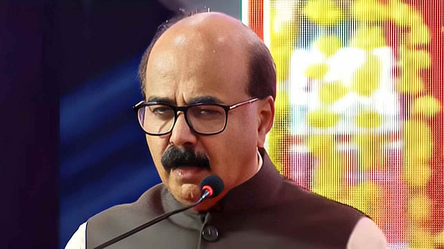 'നിങ്ങള് പാറ്റകളല്ലെന്ന് ഉറക്കെ പറയൂ...'; ഒരക്ഷരം മിണ്ടാതെ കുട്ടികള്, വേദിയില് അപഹാസ്യനായി കേരള വിസി - വിഡിയോ