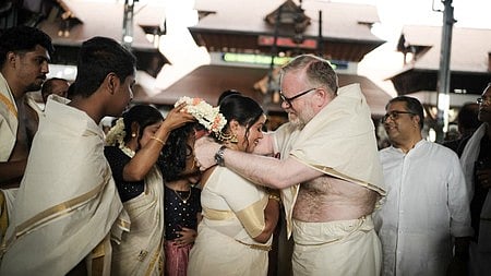 ഗുരുവായൂരപ്പന്റെ തിരുനടയിൽ സ്കോട്ടിഷ് എംപിക്ക് വരണമാല്യം ചാർത്തി മലയാളി മങ്ക; പത്തുവർഷത്തെ കാത്തിരിപ്പിന് സാഫല്യം