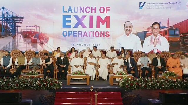 വിഴിഞ്ഞം തുറമുഖ ഉദ്ഘാടനത്തില് മുഖ്യമന്ത്രി 'മാറി'; പിആര്ഡി ഉദ്യോഗസ്ഥര്ക്ക് സ്ഥലംമാറ്റം