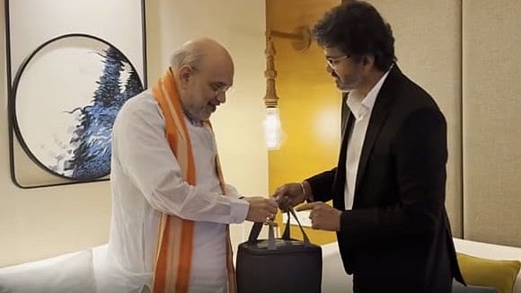 അമിത് ഷായ്ക്ക് വിജയ് നല്കിയ ബോക്സിനുള്ളില് എന്താണ്?; സാമൂഹിക മാധ്യമങ്ങളില് ചര്ച്ച