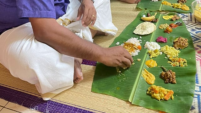 വിളമ്പുന്നതിന് മുൻപ് തുടയ്ക്കണം, സദ്യ കഴിഞ്ഞാൽ ഇല ഉള്ളിലേക്ക് മടക്കണം; വാഴയില ഇടുന്നതിനുമുണ്ട് ചിട്ട