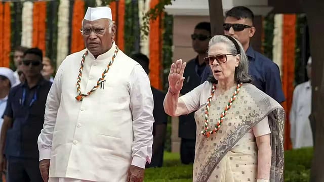 വന്ദേമാതരത്തിന്റെ ആദ്യ രണ്ട് ഖണ്ഡികകള്‍ മതി, നിലപാടിലുറച്ച് കോണ്‍ഗ്രസ്; പാര്‍ട്ടി മുസ്ലിം ലീഗായി മാറിയെന്ന് ബിജെപി