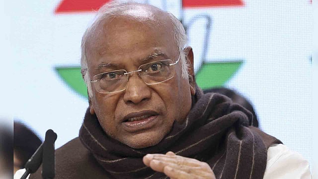 'ശുദ്ധീകരണ'ചടങ്ങിനെ തള്ളിപ്പറയാന് പാര്ട്ടിയിലെ ചിലര് തയ്യാറായില്ല, ഇതു വേദനിപ്പിച്ചു; പ്രവര്ത്തക സമിതിയില് വികാരാധീനനായി ഖാര്ഗെ