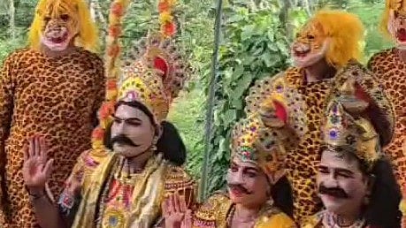 മാവേലിയും പുലിവേഷവുമായി വനിതകൾ; കാസർകോട് ബേഡടുക്കയിൽ വേറിട്ട ഓണാഘോഷം