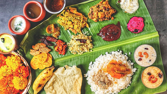 'ഇടത്തേയറ്റത്ത് ഉപ്പേരി, വലത്തേയറ്റത്ത് കാളൻ'; ഓണസദ്യ വിളമ്പേണ്ട രീതി