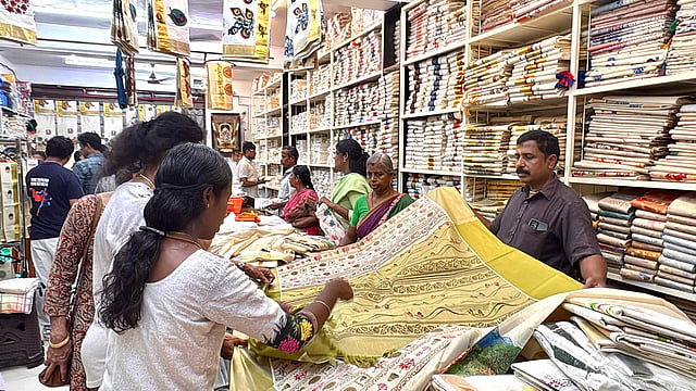 നൂറ്റാണ്ടുകളുടെ ഇഴയടുപ്പവുമായി കല്ലഞ്ചിറ കൈത്തറി; ഓണവിപണിയിൽ തിരക്കേറി പെരുവെമ്പിലെ നെയ്ത്ത് ഗ്രാമം