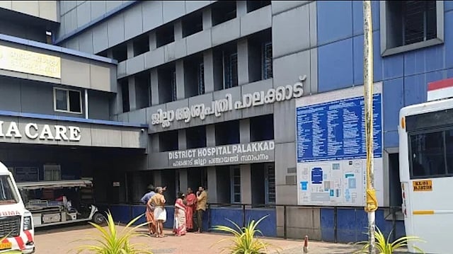 പാലക്കാട് ജില്ലാ ആശുപത്രിയിൽ ശസ്ത്രക്രിയക്കായി എത്തിയ ആളുടെ പിതാവിനു നേരെ തെരുവുനായ ആക്രമണം