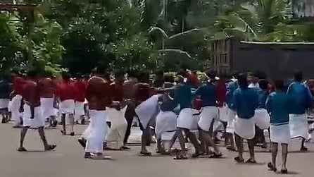 ഡ്രസ് കോഡിനെ ചൊല്ലി തർക്കം; വിദ്യാർഥികൾ തമ്മിൽ തെരുവിൽ കൂട്ടത്തല്ല്|VIDEO
