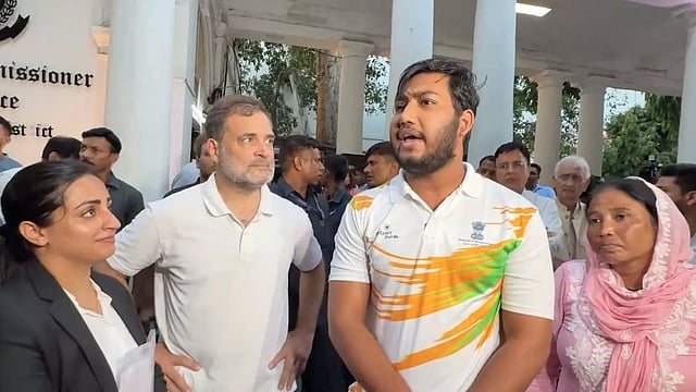 രാഹുല് ഗാന്ധിയുടെ ആറ് മണിക്കൂര് നീണ്ട കുത്തിയിരിപ്പ് സമരം; പെല്ലറ്റ് ആക്രമണത്തില് ഡല്ഹി പൊലീസ് ഇന്ന് മൊഴിയെടുക്കും