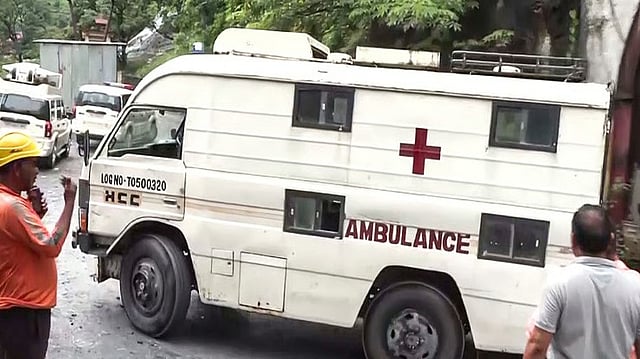 റോഡില്ല; ഗർഭിണിയെ സ്ട്രെച്ചറിലേറ്റി പുഴയും കാട്ടുപാതയും താണ്ടി ആംബുലൻസ് ജീവനക്കാർ ചുമന്നത് ഏഴ് കിലോമീറ്റർ