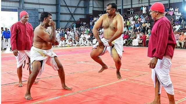 'ഹയ്യത്തടാ' വിളിയിൽ ഇരമ്പുന്ന ഗോദ; കുന്നംകുളത്ത് വീറും വാശിയുമായി ഓണത്തല്ല്; പാരമ്പര്യം കാത്ത് കാരണവന്മാരും കുട്ടികളും
