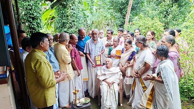 നൂറ്റിമൂന്നാം വയസ്സിലും കൃഷ്ണഗാഥാ പാരായണം; ചിറക്കലിലെ മുത്തശ്ശി നാണിക്കുട്ടിയമ്മയ്ക്ക് നാടിന്റെ ആദരം