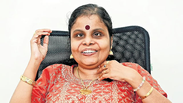'എന്നെ ഒറ്റയ്ക്ക് വിട്ടാൽ മതി, വേറെയൊന്നും ചെയ്യണ്ട; സ്റ്റേജിൽ കയറുമ്പോൾ പേടി തോന്നാറില്ല'- വിഡിയോ