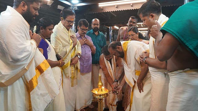 ഏഴു മണിക്കൂറിൽ
416 വിവാഹങ്ങൾ;
ചരിത്രമെഴുതി ഗുരുവായൂർ
