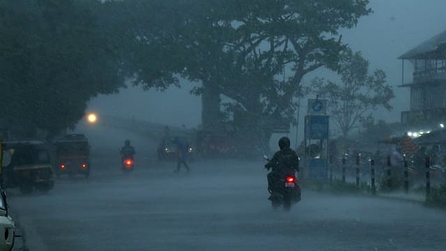 തുലാവര്ഷം ഇന്നെത്തും; കേരളത്തില് തീവ്രമഴയ്ക്ക് സാധ്യത; നാലു ജില്ലകളില് ഓറഞ്ച് അലര്ട്ട്