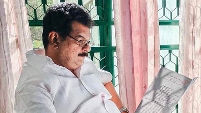 'ചതിച്ചത് ചേര്ത്തു നിര്ത്തേണ്ടവര്; മന്ത്രിസ്ഥാനം സ്വപ്നം കണ്ടവരുടെ ഉറക്കം കെട്ടിരുന്നോ!?'; ബേപ്പൂരിലെ തോല്വിയില് കോണ്ഗ്രസിനെതിരെ അന്വര്