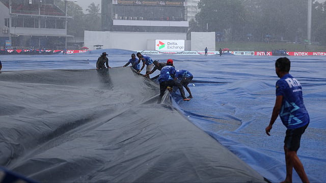 കളി മുടക്കി മഴ; ജുറേല് സെഞ്ച്വറി വക്കില്