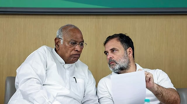 'ഖാർഗെയുടെ വേദിയിലെ ശുദ്ധികലശം ക്രിമിനൽ കുറ്റം; എഫ്ഐആർ ഇടാൻ പ്രധാനമന്ത്രി നിർദ്ദേശിക്കണം': രാഹുൽ ഗാന്ധി