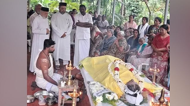 ഇവിടെ മതമില്ല, വൈദികന്റെ വീട്ടില് പാര്വതിയമ്മയ്ക്ക് ഹൈന്ദവ ആചാര പ്രകാരം യാത്രാമൊഴി