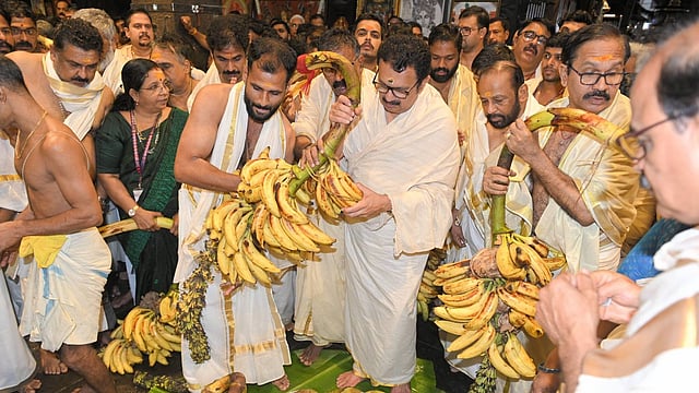 ഭക്തിസായൂജ്യം, ഗുരുവായൂരപ്പന് കാഴ്ചക്കുല സമര്പ്പിച്ച് ഭക്തര്; നാളെ ഓണപ്പുടവ സമര്പ്പണം, ദര്ശന നിയന്ത്രണം