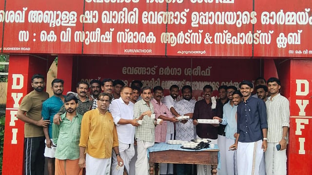 നബിദിന ഘോഷയാത്രയില് പങ്കെടുത്തവര്ക്ക് പായസമധുരം; പുത്തന് മാതൃക തീര്ത്ത് കെ വി സുധീഷ് ആര്ട്സ് ആന്ഡ് സ്പോര്ട്സ് ക്ലബ്ബ് പ്രവര്ത്തകര്
