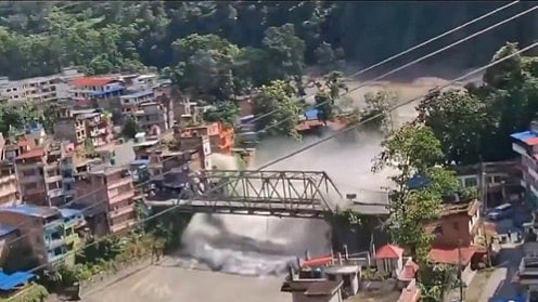 നേപ്പാളില്‍ മിന്നല്‍ പ്രളയം, എട്ടു മരണം, നിരവധി പേരെ കാണാതായി, ഗ്രാമങ്ങള്‍ ഒലിച്ചു പോയി