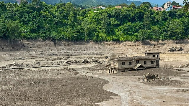 മിന്നല് പ്രളയം: യുപിയിലും ബിഹാറിലും അതീവ ജാഗ്രതാ നിര്ദേശം; സഹായം വാഗ്ദാനം ചെയ്ത് ഇന്ത്യ