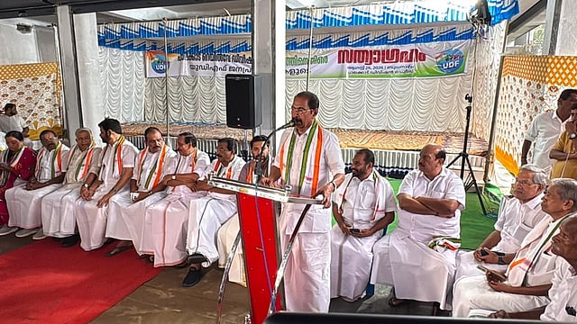 'കേന്ദ്രത്തിന് കേരളത്തെ ചവിട്ടിത്താഴ്ത്താന്‍ വന്ന വാമനന്റെ രൂപം'; പാലക്കാട് റെയില്‍വേ ഡിവിഷന്‍ വിഭജനത്തില്‍ യുഡിഎഫ് പ്രതിഷേധം 